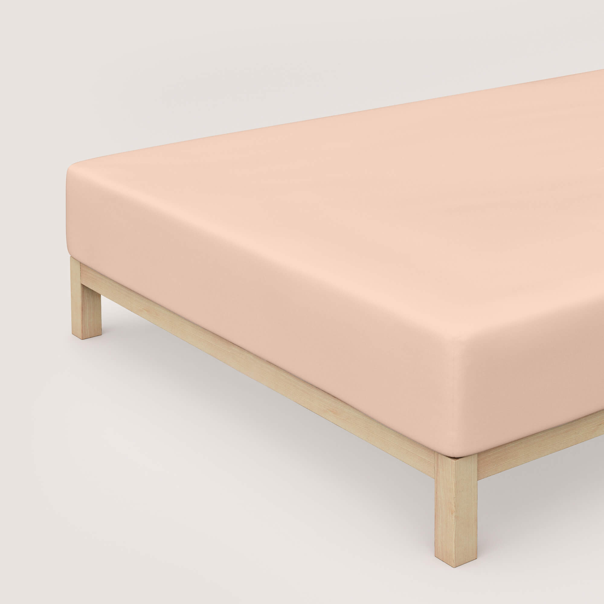 Spannbettlaken Pure Boxspring von Schlafgut in Farbe red light aus 95% Bio-Baumwolle und 5% Elasthan auf Bett in Vogelperspektive