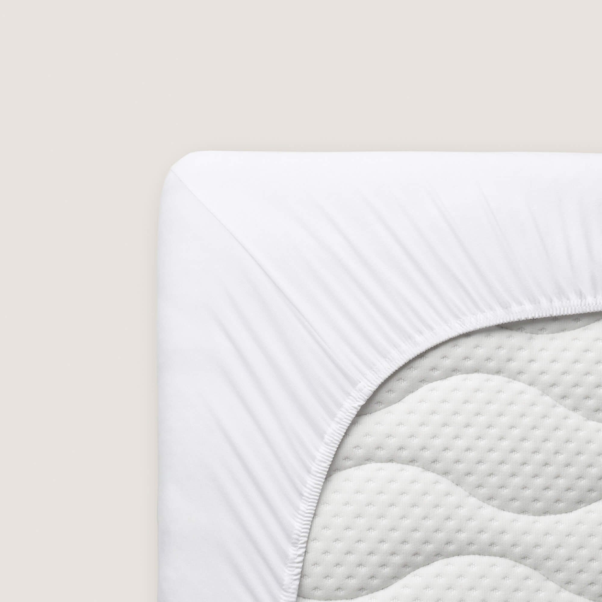 Spannbettlaken Casual von Schlafgut in Farbe full-white aus 100% Bio-Baumwolle auf Matratze