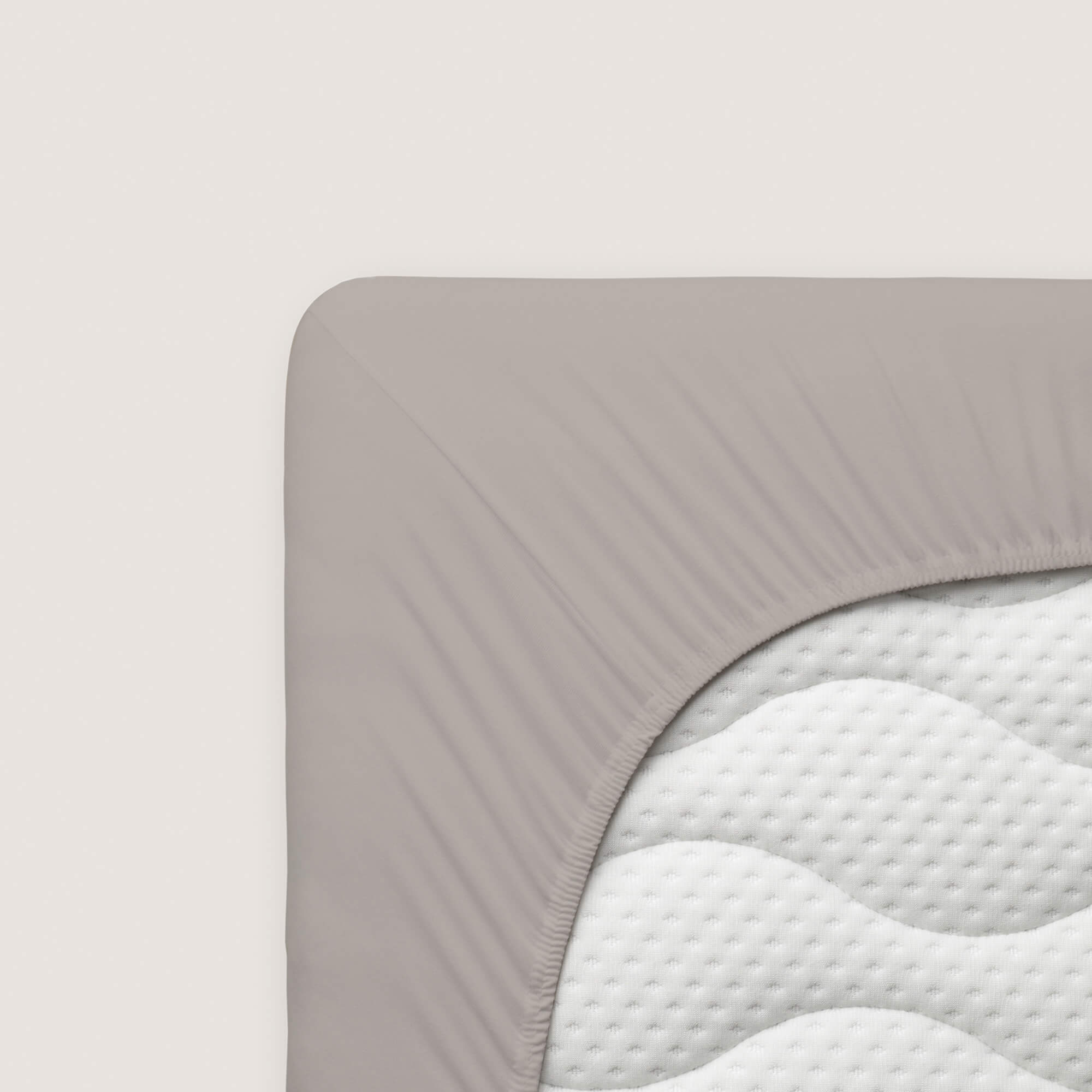 Spannbettlaken Pure Boxspring von Schlafgut in Farbe sand mid aus 95% Bio-Baumwolle und 5% Elasthan auf Matratze