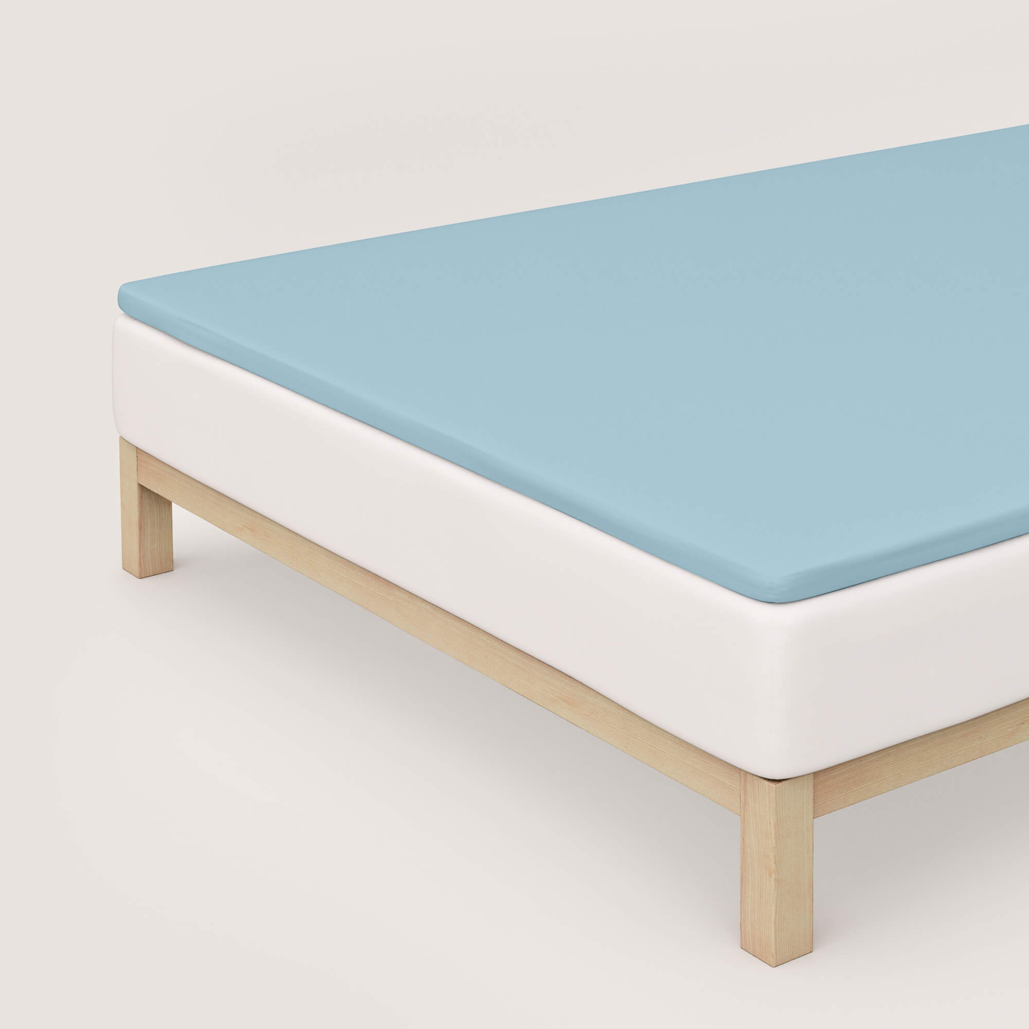 Spannbettlaken Pure Topper von Schlafgut in Farbe blue light aus 95% Bio-Baumwolle und 5% Elasthan auf Bett in Vogelperspektive