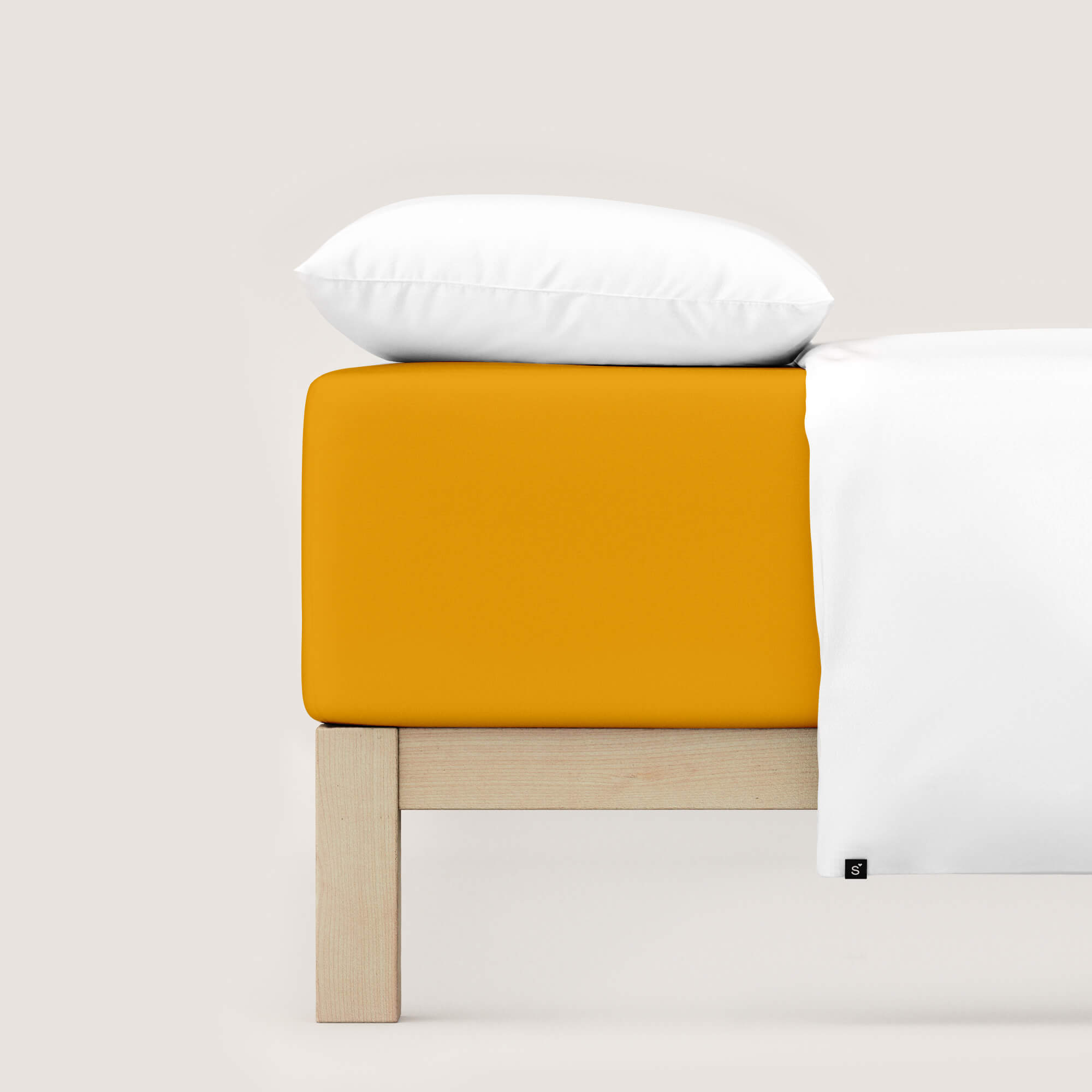 Spannbettlaken Pure Boxspring von Schlafgut in Farbe yellow deep aus 95% Bio-Baumwolle und 5% Elasthan auf Bett mit Kissen und Decke