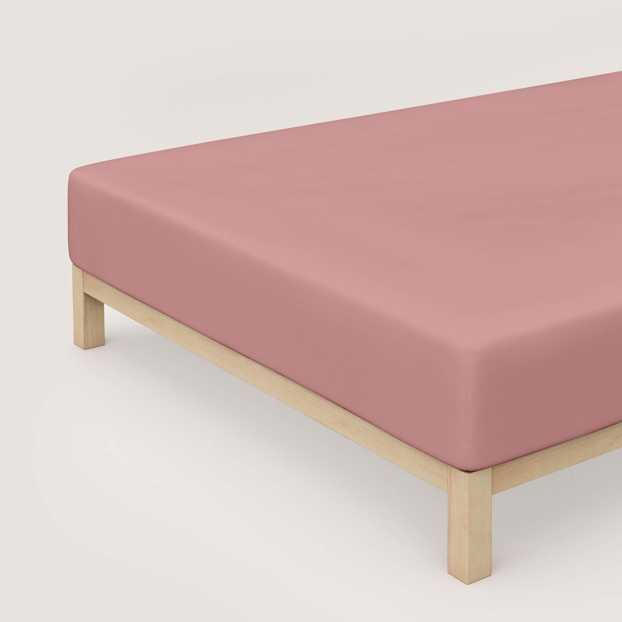 Spannbettlaken Pure Boxspring von Schlafgut in Farbe purple mid aus 95% Bio-Baumwolle und 5% Elasthan auf Bett in Vogelperspektive