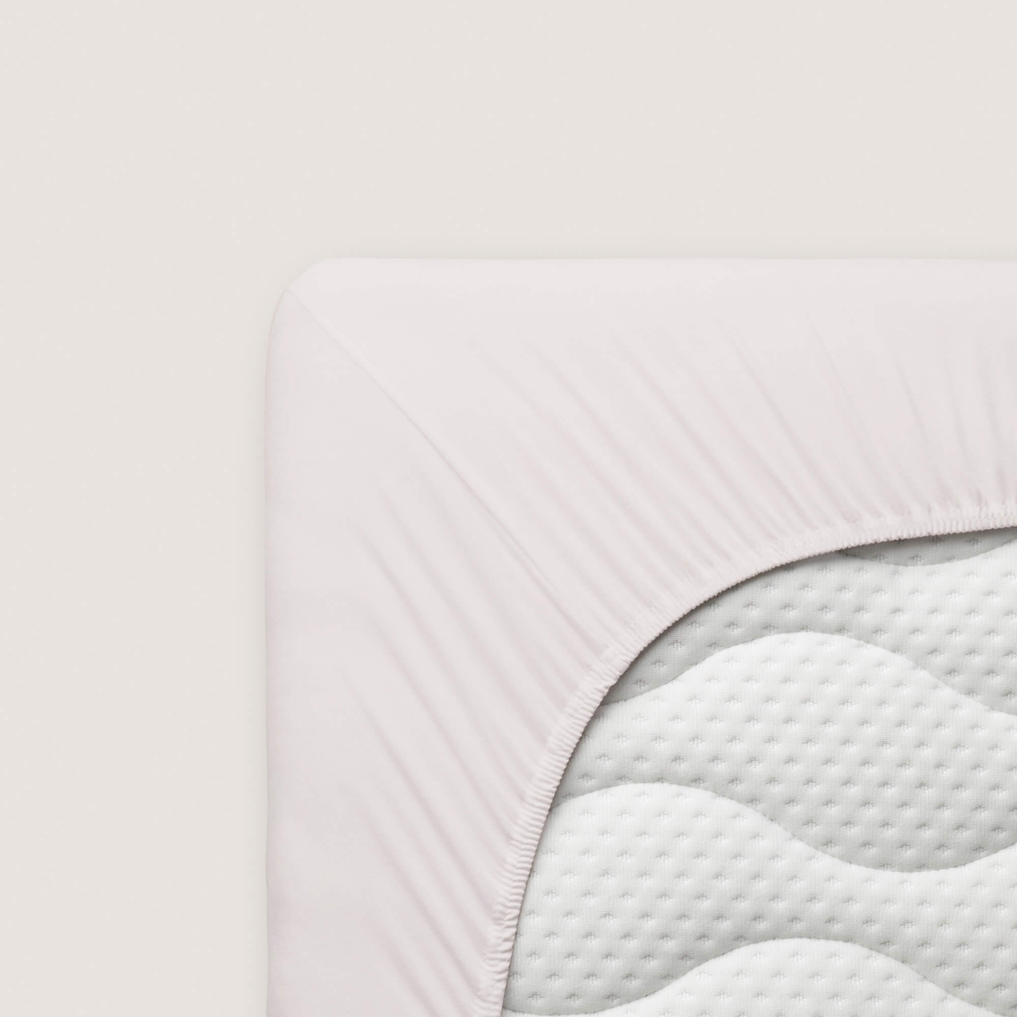 Spannbettlaken Pure von Schlafgut in Farbe sand light aus 95% Bio-Baumwolle und 5% Elasthan auf Matratze