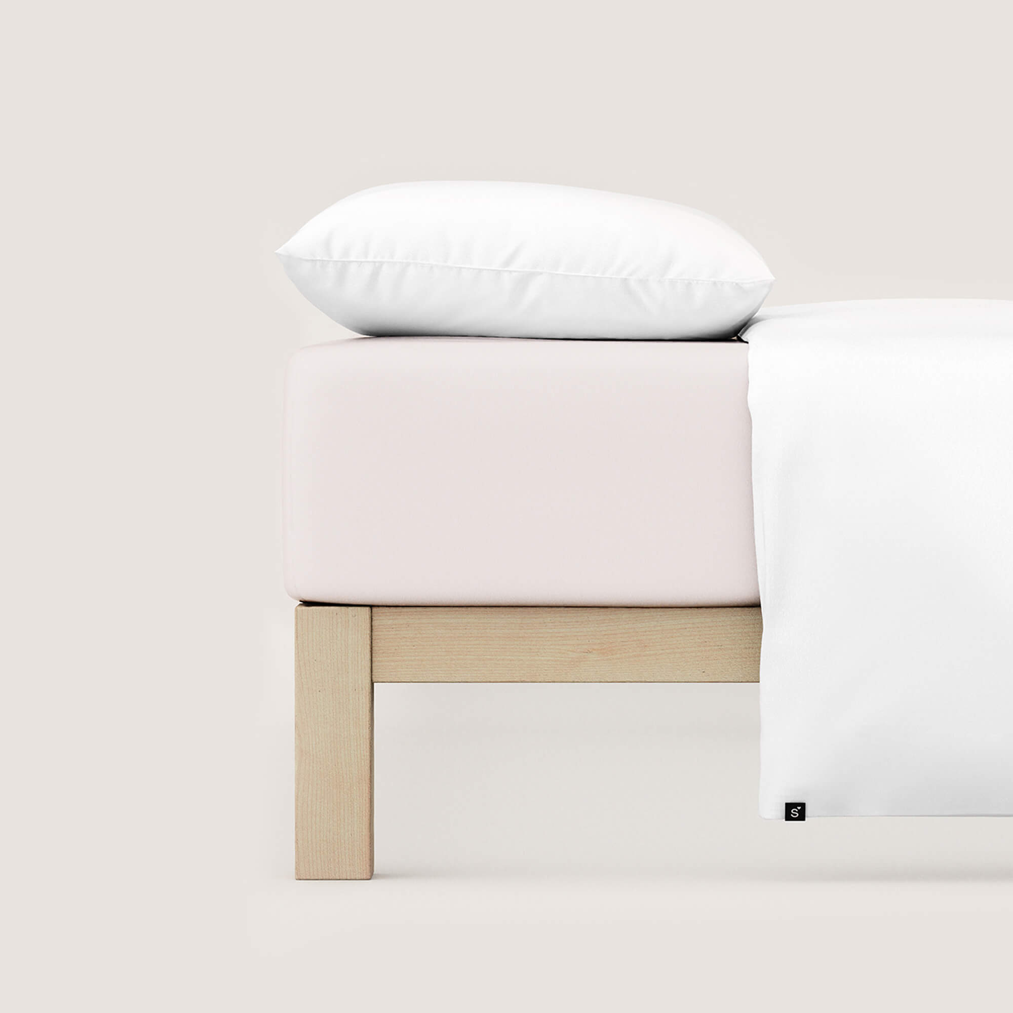 Spannbettlaken Casual von Schlafgut in Farbe sand light aus 100% Bio-Baumwolle auf Bett mit Kissen und Decke