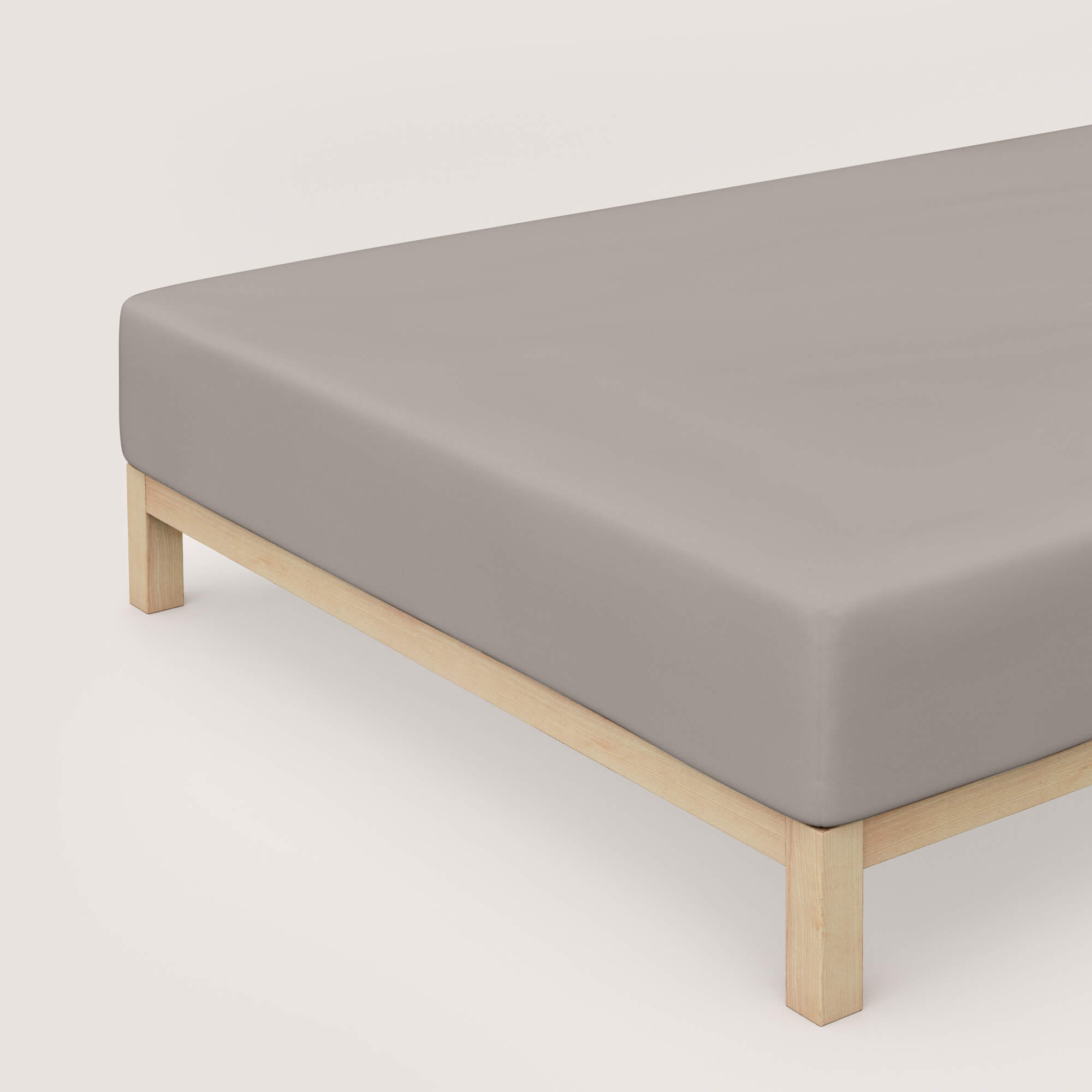 Spannbettlaken Pure Boxspring von Schlafgut in Farbe sand mid aus 95% Bio-Baumwolle und 5% Elasthan auf Bett in Vogelperspektive