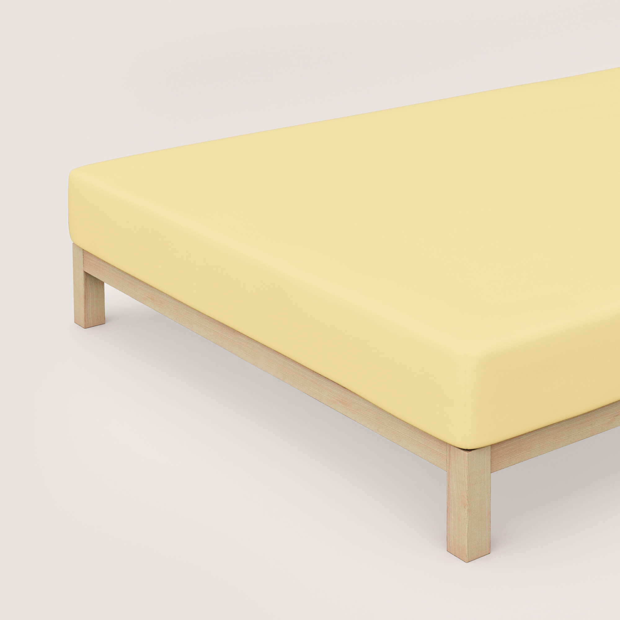 Spannbettlaken Casual von Schlafgut in Farbe yellow mid aus 100% Bio-Baumwolle auf Bett in Vogelperspektive