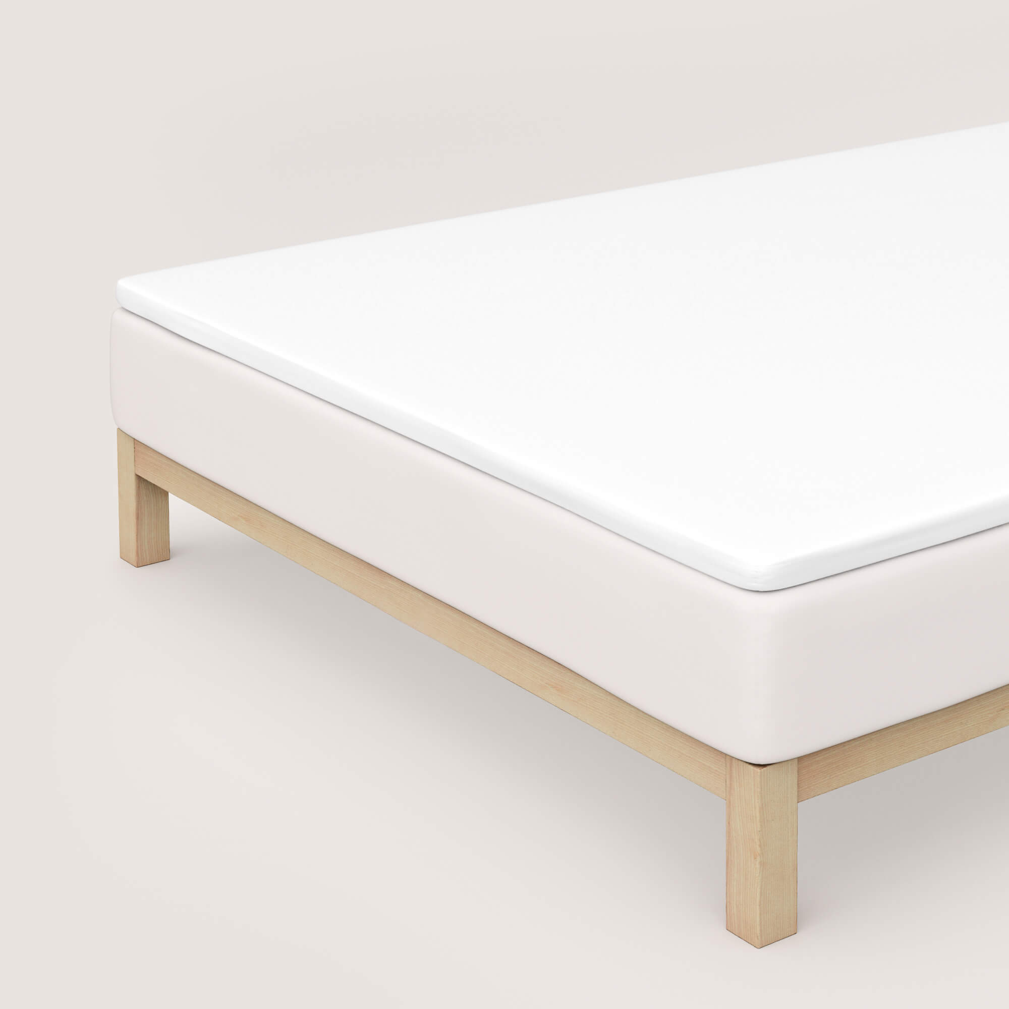 Spannbettlaken Pure Topper von Schlafgut in Farbe full-white aus 95% Bio-Baumwolle und 5% Elasthan auf Bett in Vogelperspektive