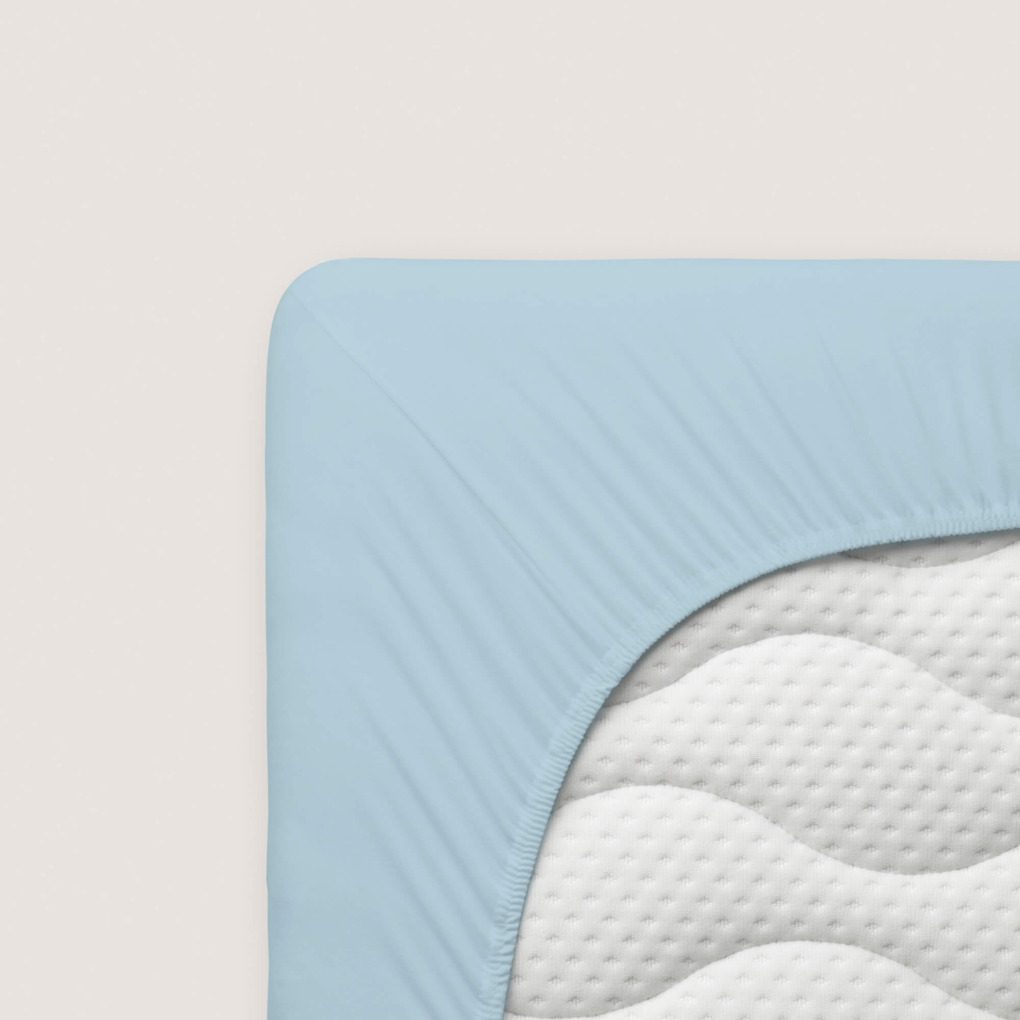 Spannbettlaken Pure Topper von Schlafgut in Farbe blue light aus 95% Bio-Baumwolle und 5% Elasthan auf Matratze