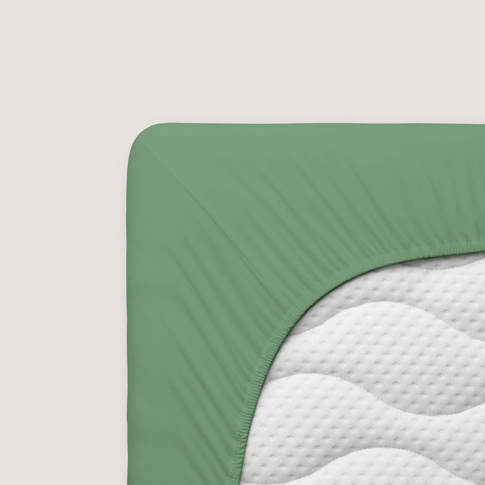 Spannbettlaken Premium von Schlafgut in Farbe green mid aus 95% Bio-Baumwolle und 5% Elasthan auf Matratze