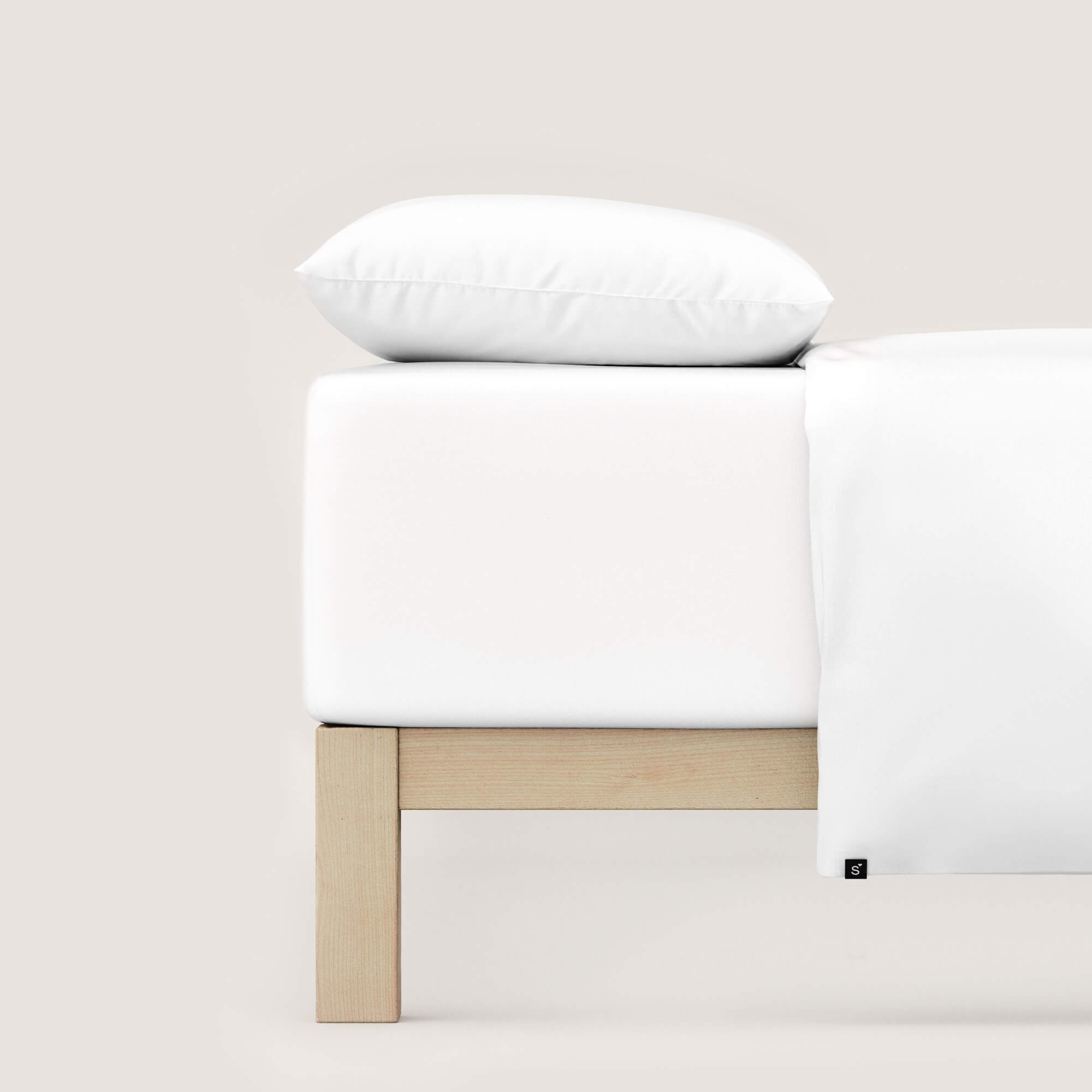 Spannbettlaken Pure Boxspring von Schlafgut in Farbe full-white aus 95% Bio-Baumwolle und 5% Elasthan auf Bett mit Kissen und Decke