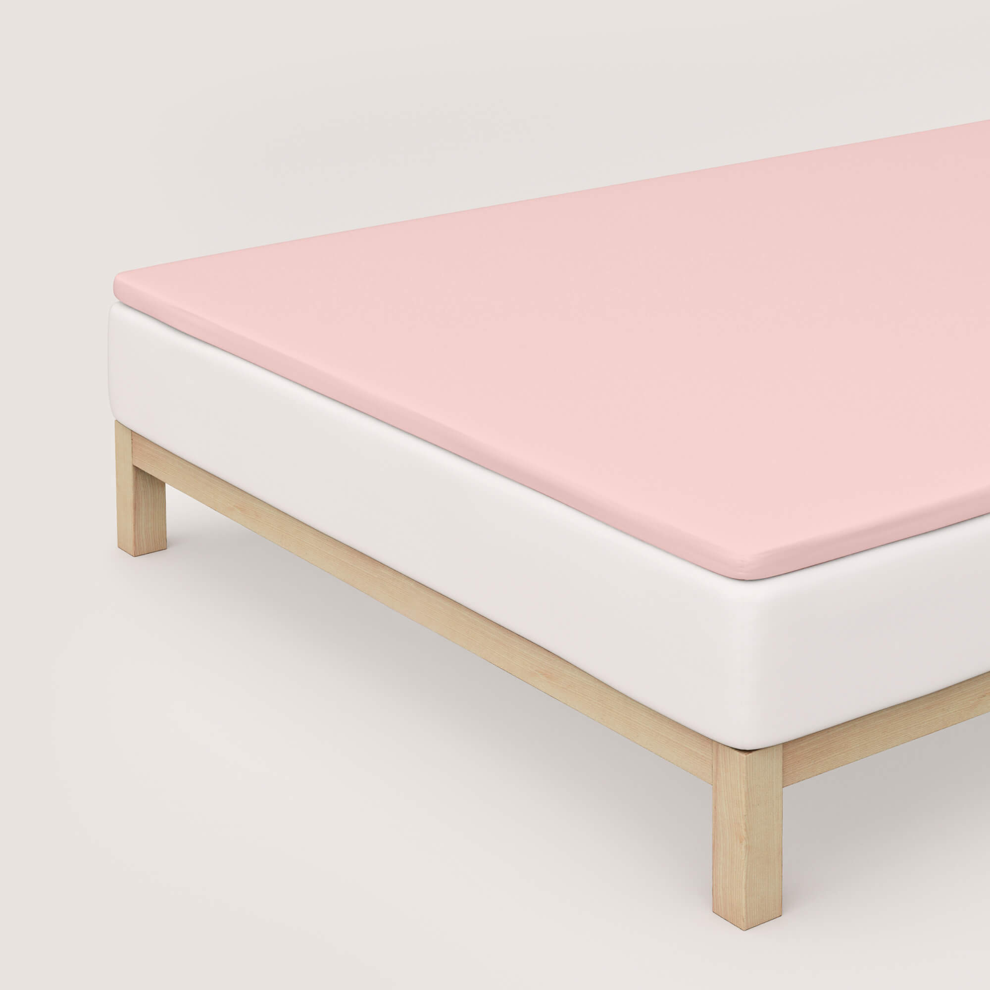 Spannbettlaken Pure Topper von Schlafgut in Farbe purple light aus 95% Bio-Baumwolle und 5% Elasthan auf Bett in Vogelperspektive