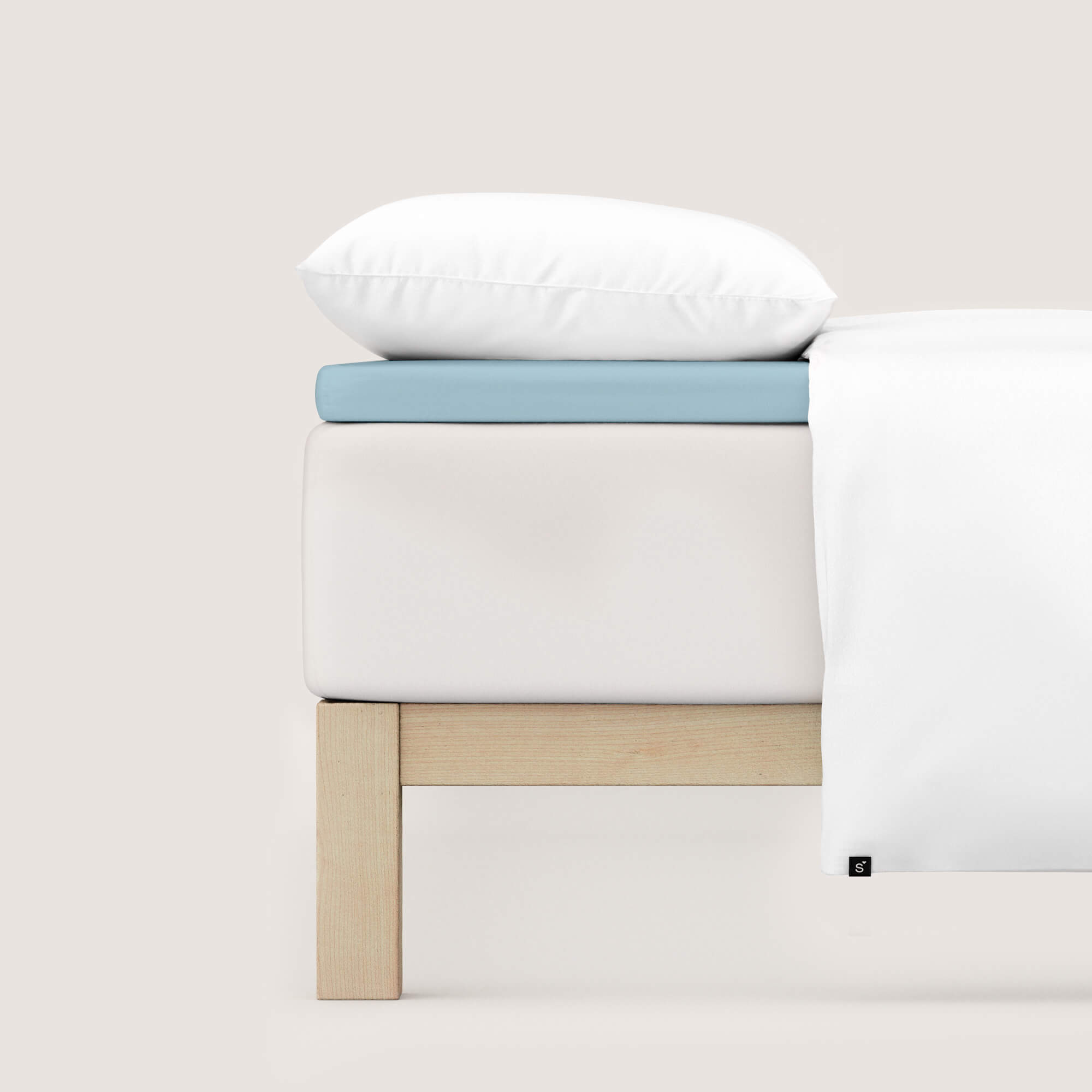 Spannbettlaken Pure Topper von Schlafgut in Farbe blue light aus 95% Bio-Baumwolle und 5% Elasthan auf Bett seitlich