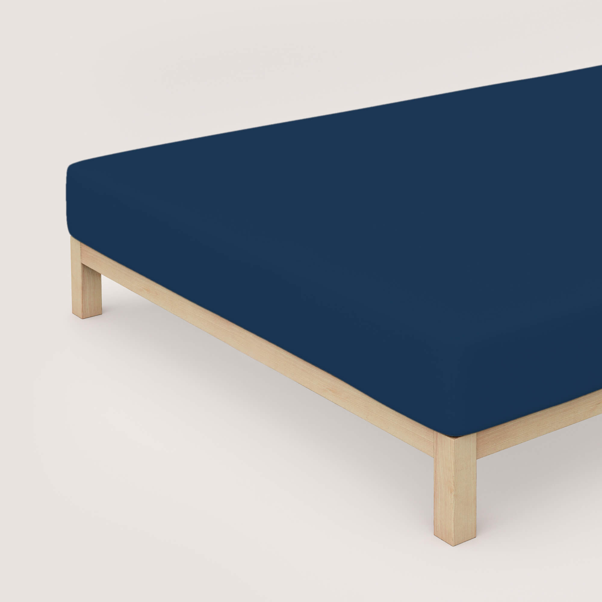 Spannbettlaken Casual von Schlafgut in Farbe blue deep aus 100% Bio-Baumwolle auf Bett in Vogelperspektive