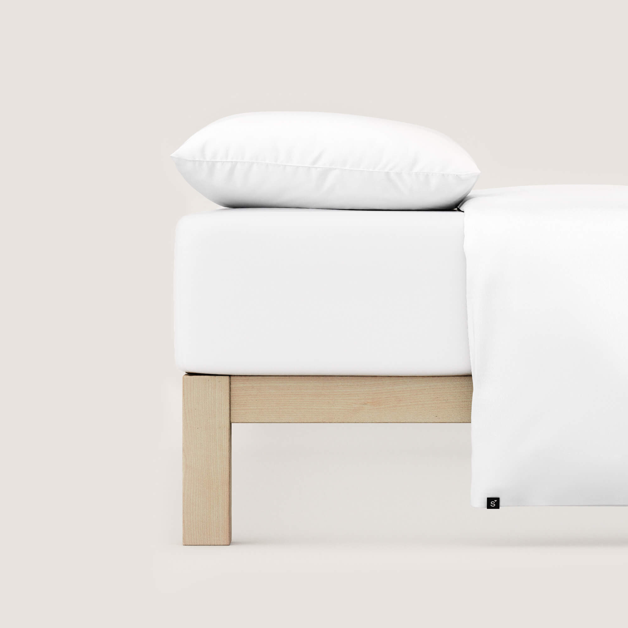 Spannbettlaken Casual von Schlafgut in Farbe full-white aus 100% Bio-Baumwolle auf Bett mit Kissen und Decke